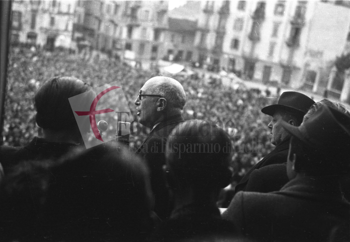 Biella, anni ‘40. Il leader del PSI Pietro Nenni parla alla folla dalla balconata della Scuola Tecnica Industriale “G. Schiaparelli” di Piazza Martiri della Libertà (attuale Scuola Media “San Francesco”). Alla sua destra il Sindaco Virgilio Luisetti. 
Foto C. Valerio (proprietà Fondazione Cassa di Risparmio di Biella)
