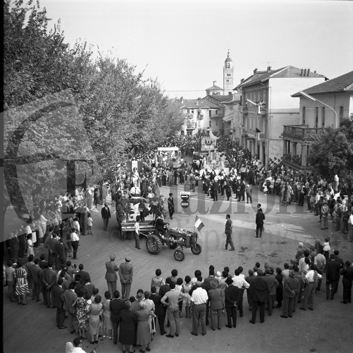 Masserano, 24 settembre 1961. Festa dell’Uva. Sfilata dei carri allegorici in piazza del Castello (Archivio Lino Cremon - Proprietà Fondazione Cassa di Risparmio di Biella)