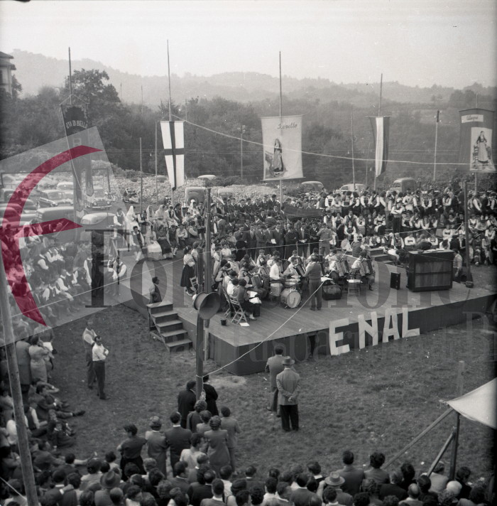Masserano, 25 settembre 1955. Festa dell’Uva. Complessi e gruppi folklorici giunti per l’occasione da Piemonte e Lombardia, si esibirono tra gli applausi del pubblico presente sul palco appositamente eretto nel campo sportivo. La manifestazione era promossa dall’ENAL (Ente Nazionale Assistenza Lavoratori), l’ente pubblico dopolavoristico nato nel 1945 in sostituzione dell'OND Opera Nazionale Dopolavoro (Archivio Lino Cremon - Proprietà Fondazione Cassa di Risparmio di Biella)
