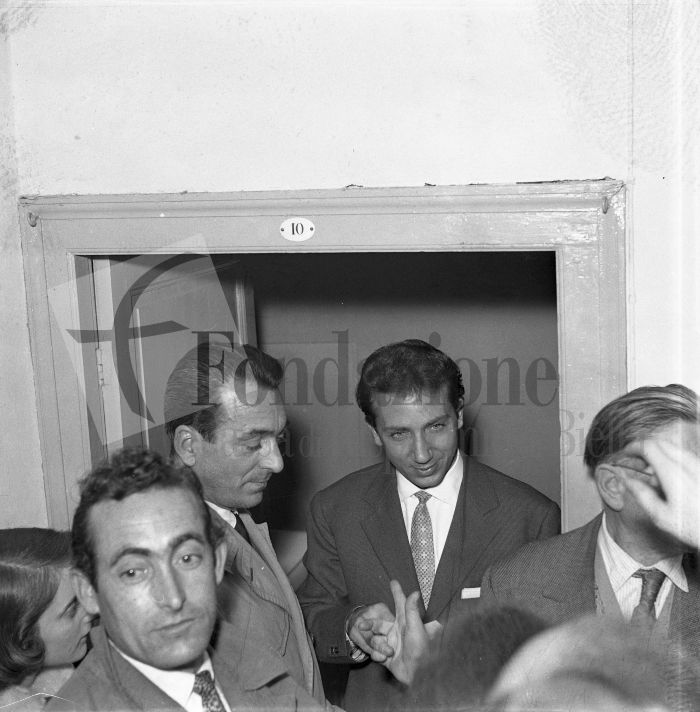 Biella, 12 novembre 1956. Mike Bongiorno nei camerini del Teatro Sociale. Foto L. Cremon (proprietà Fondazione Cassa di Risparmio di Biella)