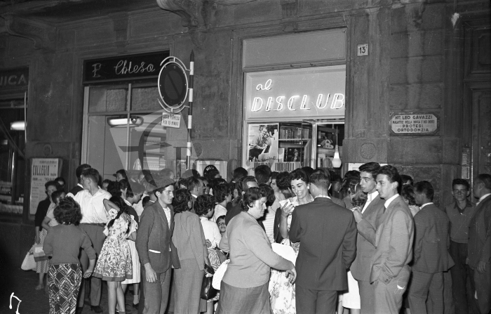 Biella, anni ‘60. Johnny Dorelli al Disc Club di Via Italia. Foto L. Cremon (proprietà Fondazione Cassa di Risparmio di Biella)