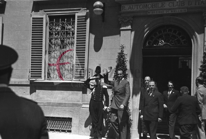 Biella, 9 giugno 1935. Aimone di Savoia-Aosta, duca di Spoleto, in città per la seconda edizione del Circuito Automobilistico di Biella, esce dalla sede del RACI (Reale Automobile Club d’Italia) nell’odierno viale Matteotti. 
Foto C. Valerio (proprietà Fondazione Cassa di Risparmio di Biella)