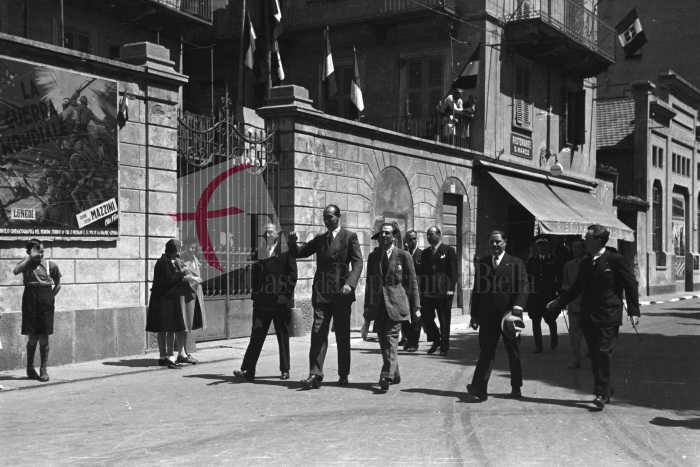 Biella, 20 settembre 1925. Nicola Toti e la moglie Semira Calabresi, genitori di Enrico, caduto eroicamente durante la Prima Guerra Mondiale, a Biella per l’Adunata dei Bersaglieri in visita alla tomba del fondatore Alessandro La Marmora nella basilica di San Sebastiano.
Foto C. Valerio (proprietà Fondazione Cassa di Risparmio di Biella)