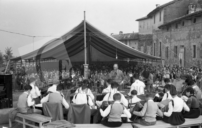 Masserano, 25 settembre 1955. Festa dell’Uva. Per l’occasione nel campo sportivo del paese furono allestiti un tendone e un palco dove si esibirono complessi e gruppi folklorici provenienti da Piemonte e Lombardia. Molto apprezzata fu anche la Mostra ortofrutticola (Archivio Lino Cremon - Proprietà Fondazione Cassa di Risparmio di Biella)