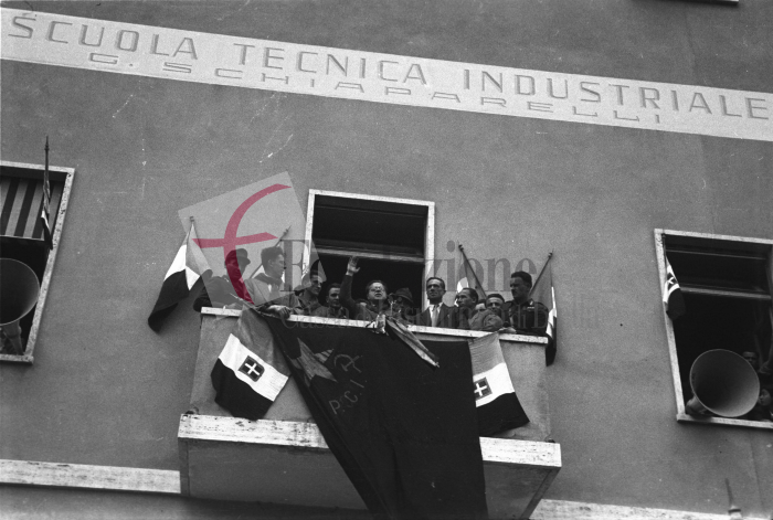 Biella, 23 maggio 1945. Il segretario del PCI Palmiro Togliatti parla alla folla dalla balconata della Scuola Tecnica Industriale “G. Schiaparelli” di Piazza Martiri della Libertà (attuale Scuola Media “San Francesco”). Foto C. Valerio (proprietà Fondazione Cassa di Risparmio di Biella)