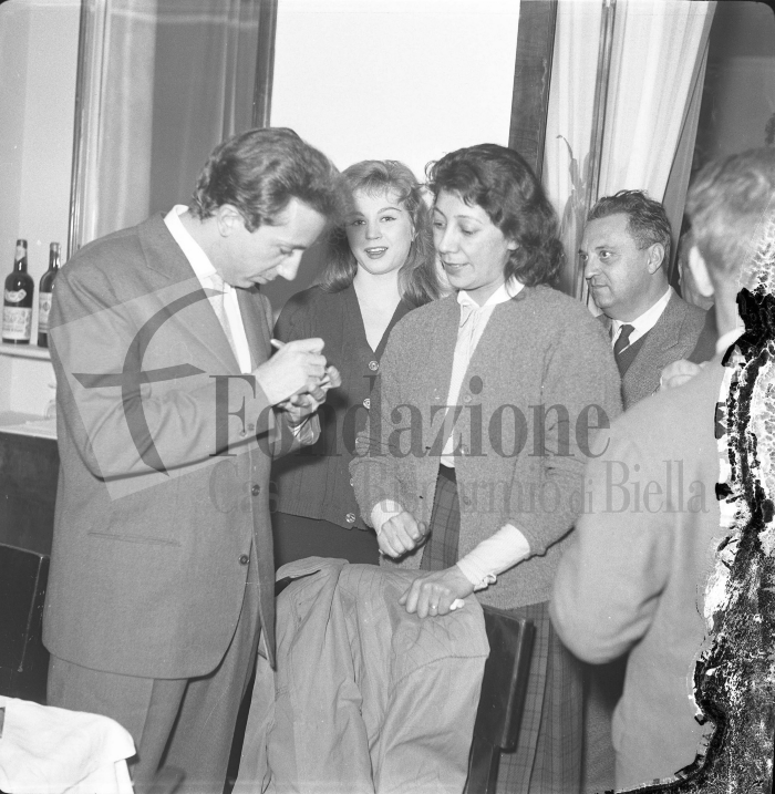 Biella, 12 novembre 1956. Mike Bongiorno firma autografi alle ammiratrici biellesi nel suo camerino del Teatro Sociale. Foto L. Cremon (proprietà Fondazione Cassa di Risparmio di Biella)