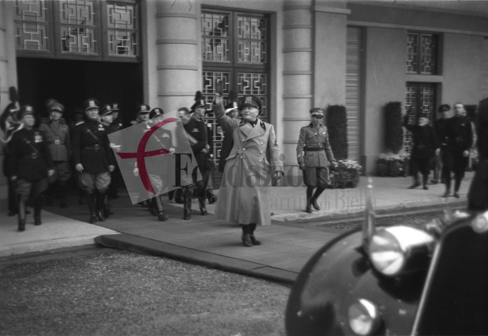 Biella, 18 maggio 1939. Benito Mussolini esce trionfante dalla nuova stazione ferroviaria della Biella-Novara. Dietro di lui il Consigliere Nazionale Leone Garbaccio e i più importanti esponenti del mondo politico biellese. 
Foto C. Valerio (proprietà Fondazione Cassa di Risparmio di Biella)