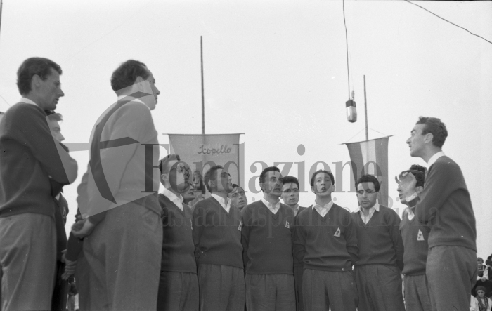 Masserano, 25 settembre 1955. Festa dell’Uva. La corale “La Genzianella” di Biella che si esibì sul palco allestito nel campo sportivo del paese (Archivio Lino Cremon - Proprietà Fondazione Cassa di Risparmio di Biella)