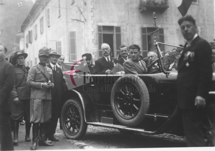Biella, 9 giugno 1935. Aimone di Savoia-Aosta, duca di Spoleto, in città per la seconda edizione del Circuito Automobilistico di Biella, passeggia in viale Regina Margherita (l’odierno viale Matteotti). Foto C. Valerio (proprietà Fondazione Cassa di Risparmio di Biella)