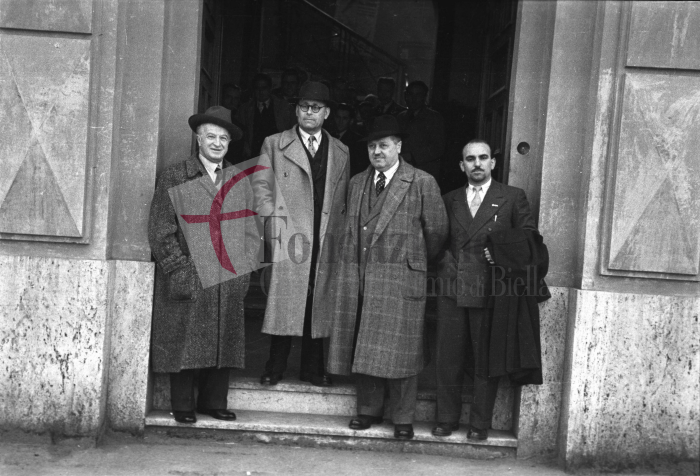 Biella, anni ‘40. Il senatore del PCI Umberto Elia Terracini (secondo da sinistra), già Presidente dell’Assemblea Costituente, nell’ex Casa del Fascio di Via Amendola. Accanto a lui il Sindaco Virgilio Luisetti (secondo da destra). 
Foto C. Valerio (proprietà Fondazione Cassa di Risparmio di Biella)
