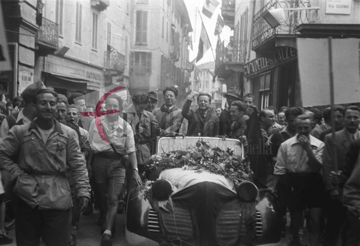 Biella, 23 maggio 1945. Il segretario del PCI Palmiro Togliatti sfila lungo via Italia accompagnato da una folla di sostenitori. Alla sua destra il biellese Pietro Secchia. Foto C. Valerio (proprietà Fondazione Cassa di Risparmio di Biella)