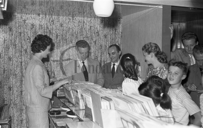 Biella, anni ‘60. Johnny Dorelli al Disc Club di Via Italia. Foto L. Cremon (proprietà Fondazione Cassa di Risparmio di Biella)