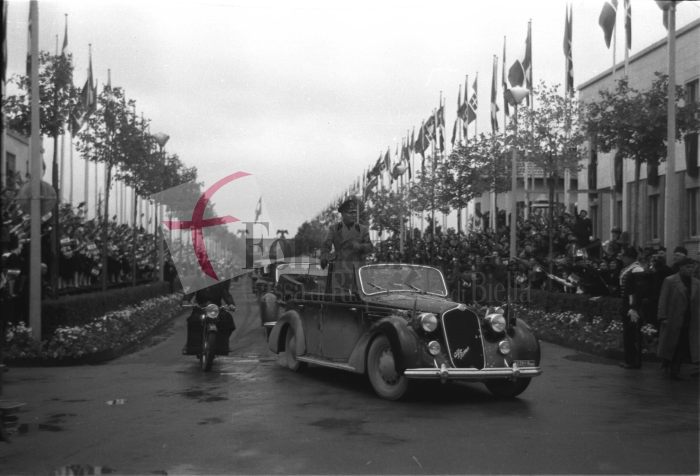 Biella, 18 maggio 1939. Dopo aver inaugurato la nuova stazione ferroviaria della Biella-Novara e percorso viale Roma su un'autovettura scoperta, Benito Mussolini giunge in piazza Adua tra la folla esultante. 
Foto C. Valerio (proprietà Fondazione Cassa di Risparmio di Biella)
