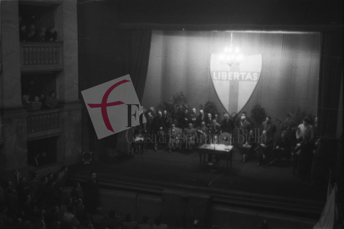 Biella, 7 marzo 1948. Alcide De Gasperi, presidente del Consiglio dei Ministri e segretario nazionale della Democrazia Cristiana, parla al Teatro Sociale per la campagna elettorale. 
Foto C. Valerio (proprietà Fondazione Cassa di Risparmio di Biella)