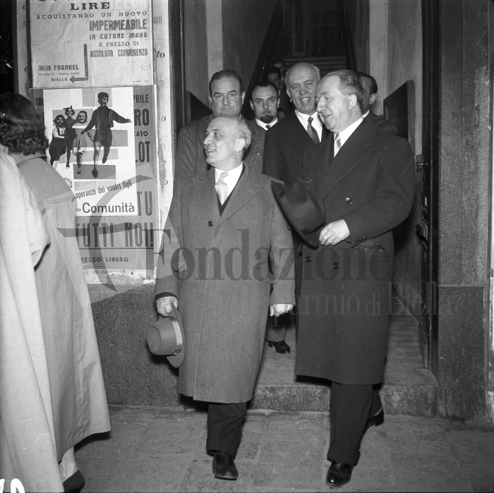 Biella, primavera 1956. Il segretario della Democrazia Cristiana Amintore Fanfani con Giuseppe Pella. Dietro il Sindaco di Biella Bruno Blotto Baldo. 
Foto L. Cremon (proprietà Fondazione Cassa di Risparmio di Biella)