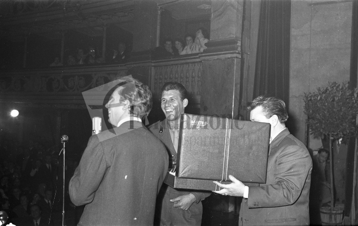 Biella, 12 novembre 1956. Mike Bongiorno al Teatro Sociale, dove condusse un quiz a premi “dal vivo” intitolato Motivo Mascherato. Foto L. Cremon (proprietà Fondazione Cassa di Risparmio di Biella)