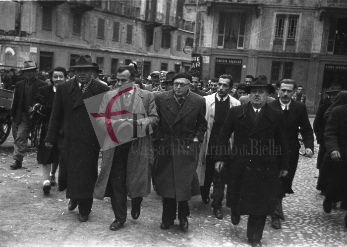 Biella, Piazza Martiri della Libertà, anni ‘40. Il leader del PSI Pietro Nenni in visita a Biella. Accanto a lui (a destra) il Sindaco Virgilio Luisetti. 
Foto C. Valerio (proprietà Fondazione Cassa di Risparmio di Biella)