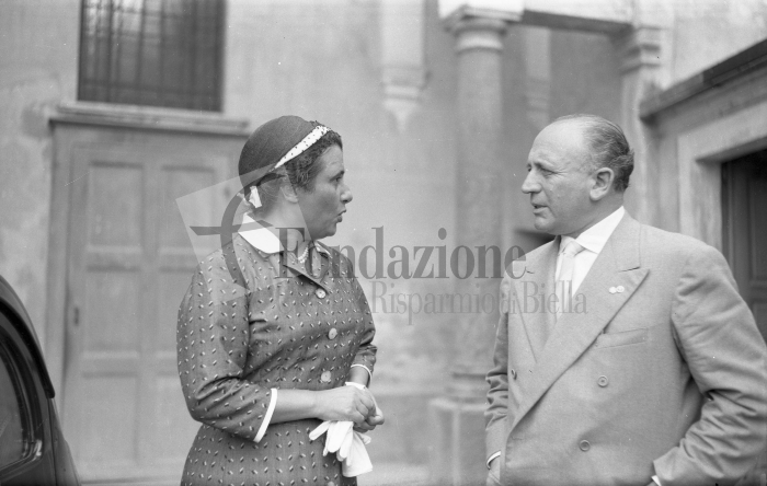 Pollone, anni ‘50. Luigi Gedda, medico e dirigente dell’Azione Cattolica, all’oratorio di San Barnaba con la scrittrice Luciana Frassati-Gawronska, sorella del beato Pier Giorgio. Foto L. Cremon (proprietà Fondazione Cassa di Risparmio di Biella)
