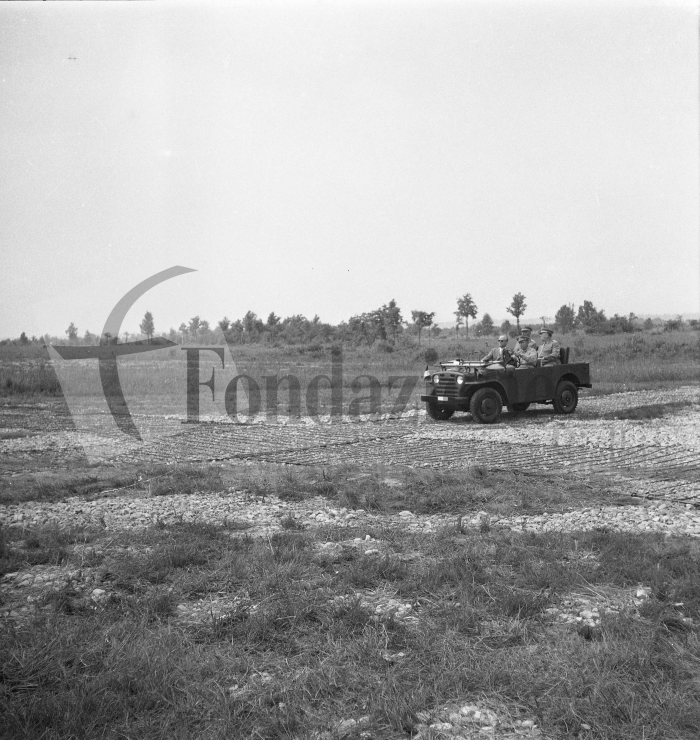 Castellengo, 29 luglio 1956. Il Presidente della Repubblica Giovanni Gronchi in Baraggia per assistere a un’esercitazione militare. Il mezzo sul quale viaggia è un fuoristrada FIAT "Campagnola" dell’esercito.
Foto L. Cremon (proprietà Fondazione Cassa di Risparmio di Biella)