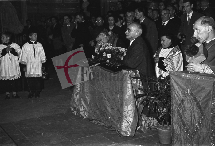Biella, 28 settembre 1952. Il Presidente della Repubblica Luigi Einaudi in visita a Biella prega nella cattedrale insieme alla moglie Ida e al Vescovo Mons. Carlo Rossi. 
Foto C. Valerio (proprietà Fondazione Cassa di Risparmio di Biella)