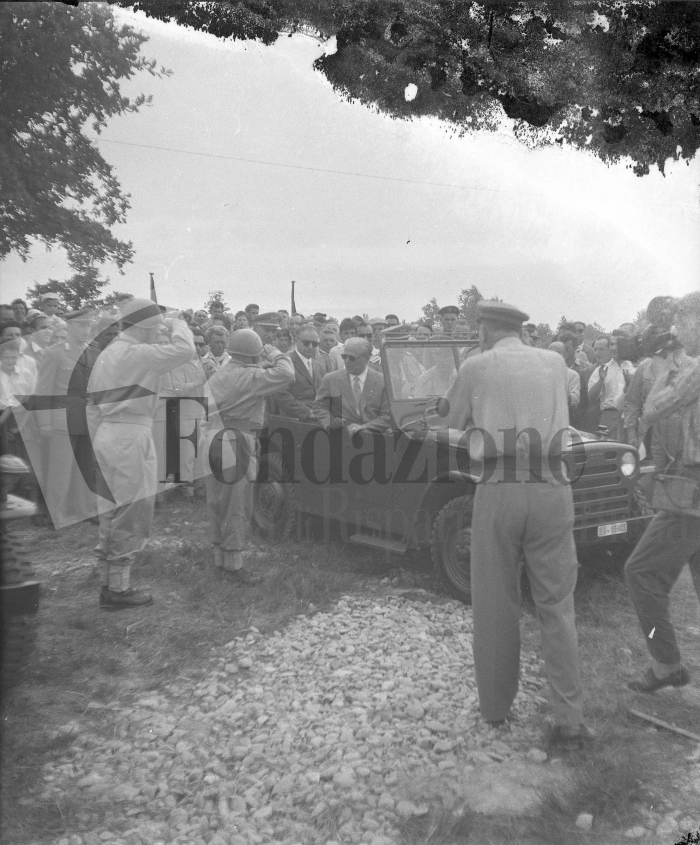 Castellengo, 29 luglio 1956. Il Presidente della Repubblica Giovanni Gronchi assiste a un’esercitazione militare in Baraggia. 
Foto L. Cremon (proprietà Fondazione Cassa di Risparmio di Biella