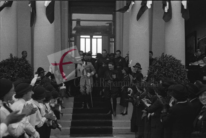 Biella, 17 giugno 1936. Il principe Umberto di Savoia al termine della visita alla nuova sede dell'Istituto Tecnico Industriale "Quintino Sella". Accanto a lui il podestà di Biella Giuseppe Serralunga e, in seconda fila da sinistra, Baldassarre Trabucco, Leone Garbaccio e Paolo Zerbino. Foto C. Valerio (proprietà Fondazione Cassa di Risparmio di Biella)