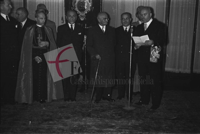 Biella, 28 settembre 1952. Il Presidente della Repubblica Luigi Einaudi in visita a Biella è accolto a Palazzo Oropa dal Sindaco Bruno Blotto Baldo, dall’on. Giuseppe Pella e dal Vescovo Mons. Carlo Rossi. 
Foto C. Valerio (proprietà Fondazione Cassa di Risparmio di Biella)
