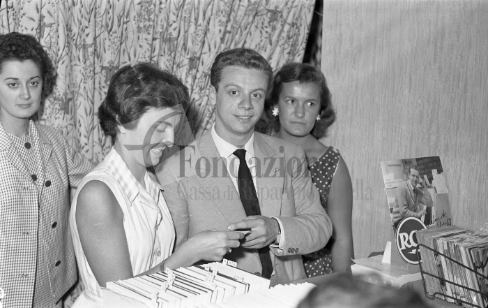 Biella, anni ‘60. Johnny Dorelli al Disc Club di Via Italia. 
Foto L. Cremon (proprietà Fondazione Cassa di Risparmio di Biella)