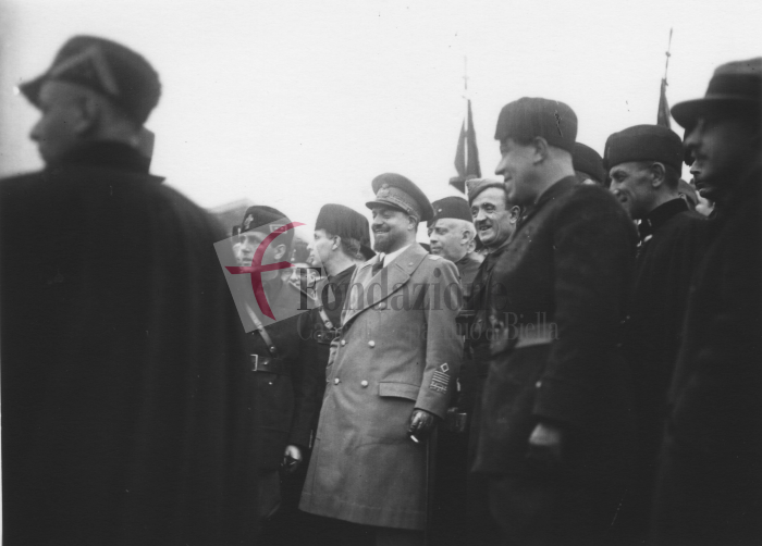Occhieppo Superiore, 8 aprile 1934. Il quadrumviro Italo Balbo (al centro con il cappotto chiaro), generale, ex Ministro dell’Aeronautica e governatore della Libia, inaugura il nuovo campo di volo a vela. 
Foto C. Valerio (proprietà Fondazione Cassa di Risparmio di Biella)