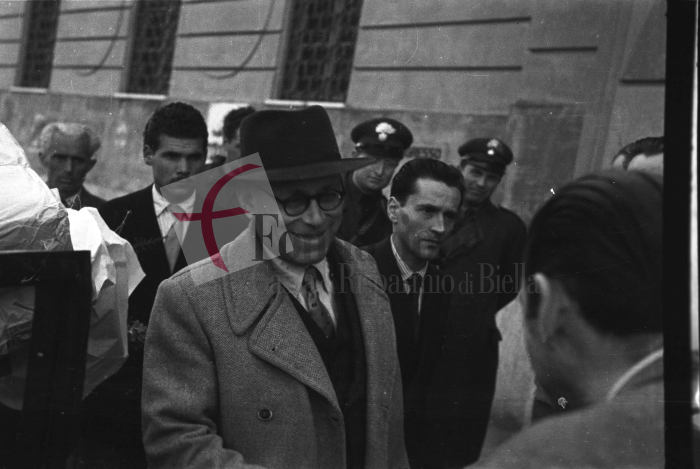 Biella, anni ‘40. Il senatore del PCI Umberto Elia Terracini, già Presidente dell’Assemblea Costituente, incontra i biellesi davanti all’ex Casa del Fascio di Via Amendola. Foto C. Valerio (proprietà Fondazione Cassa di Risparmio di Biella)